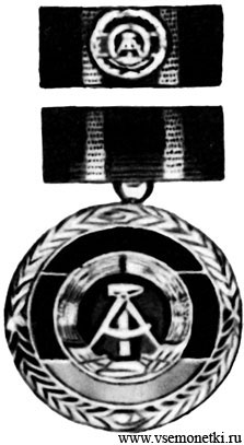 ГДР, медаль 'За заслуги', учрежденная в 1959, посеребренная бронза